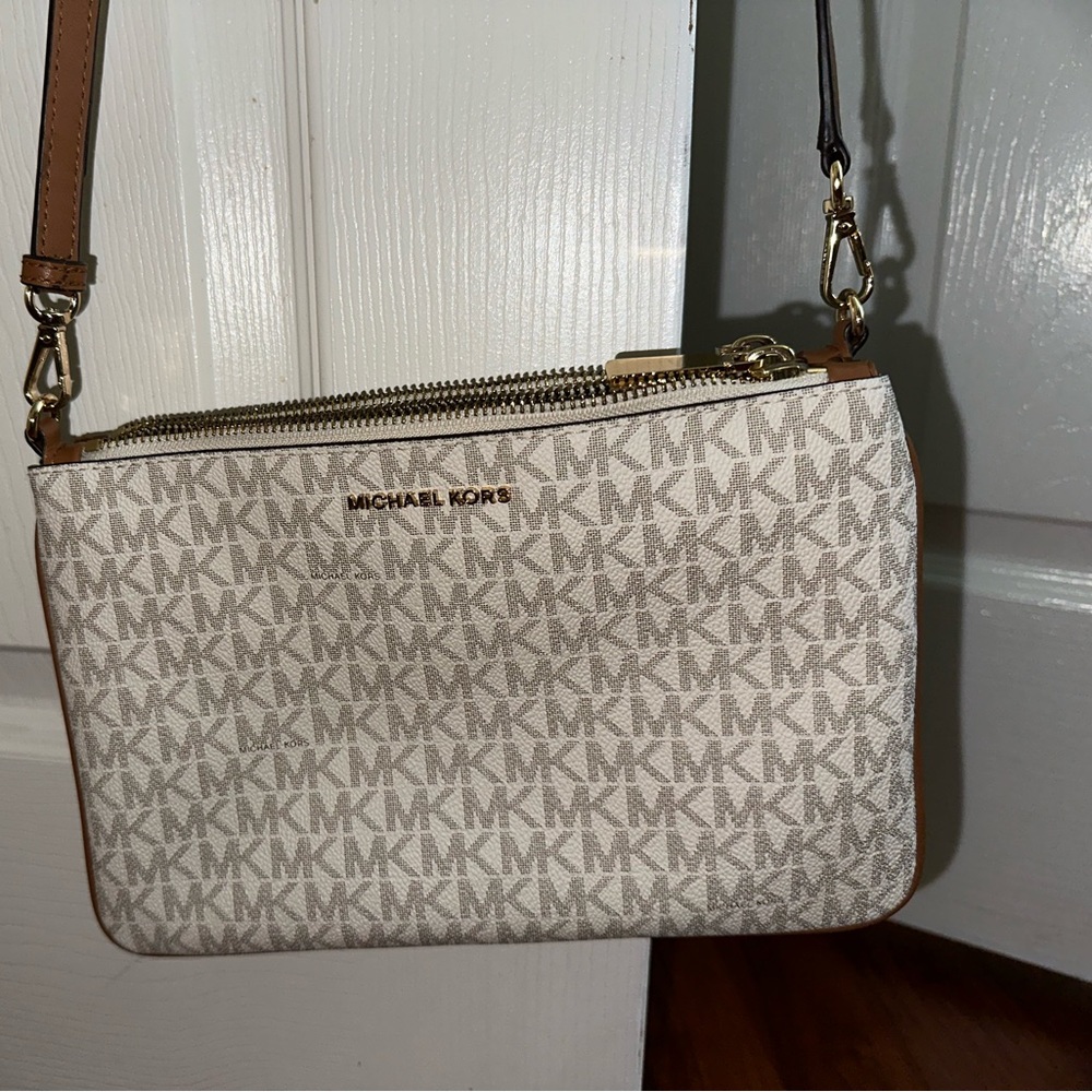 Michael Kors small purse. Double zipper excellent condition